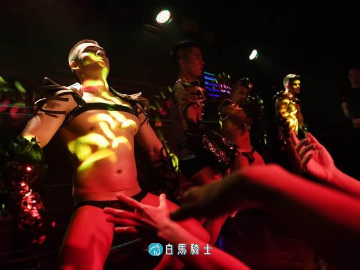 经典同志小说《Gay吧里的直男》  - 第 6 页-白马骑士