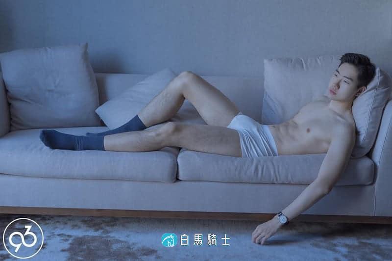 93摄影师：唯美的男体横躺 白内裤下有巨根  - 第 1 页-白马骑士